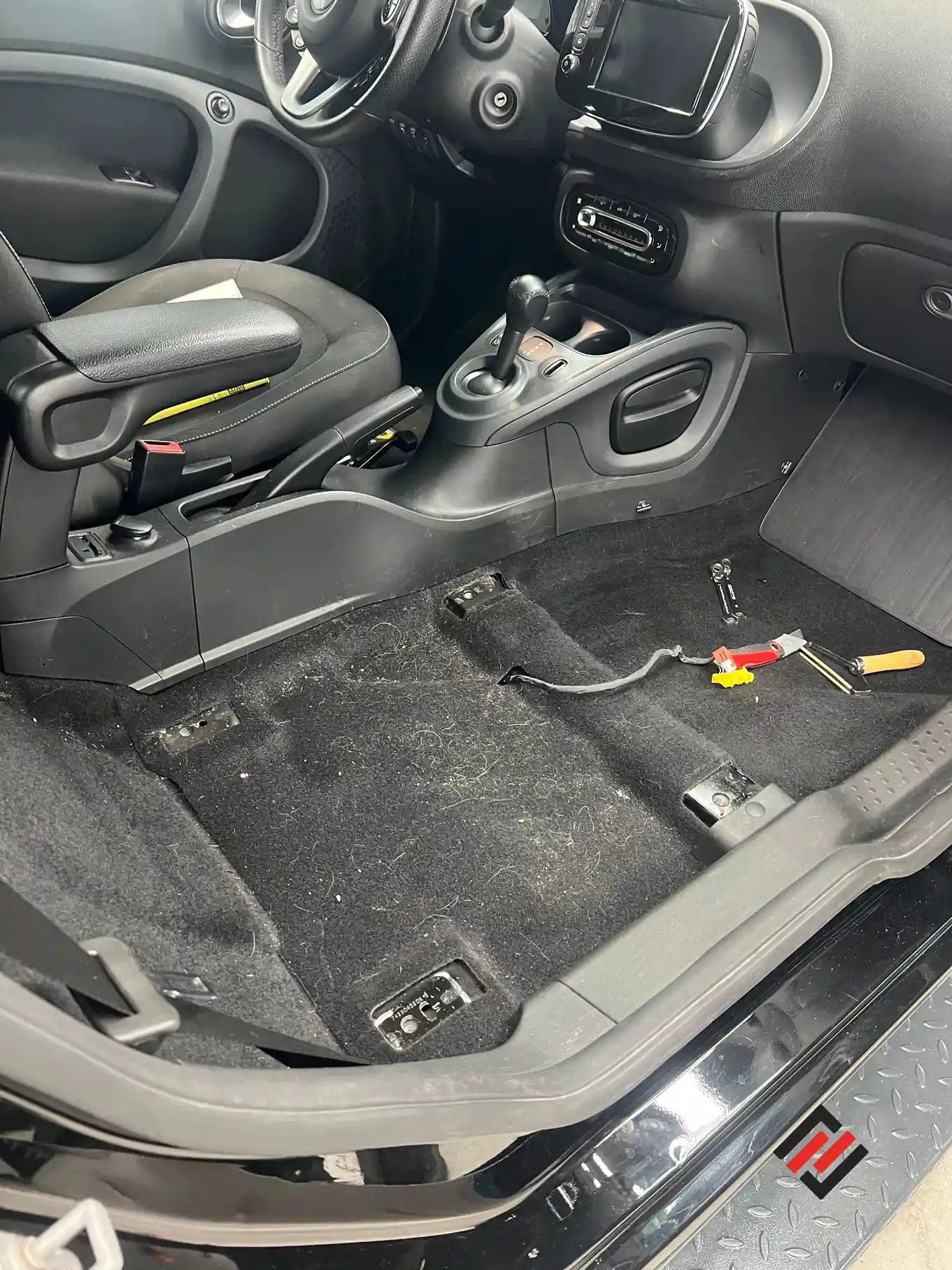Verschmutzter Fahrzeuginnenraum vor der professionellen Innenreinigung in Hamburg